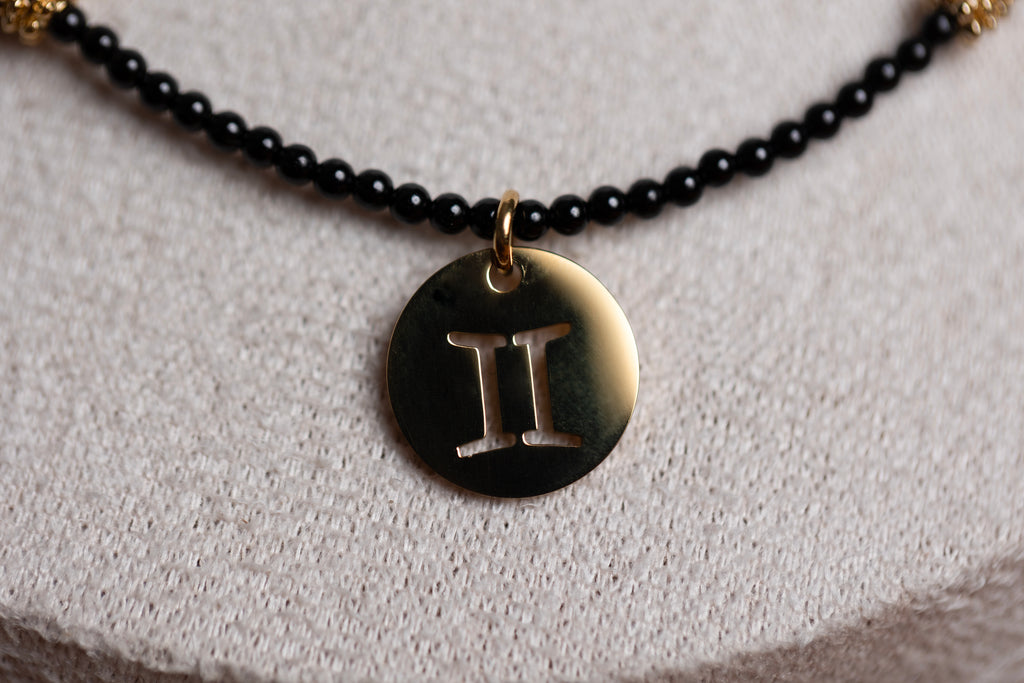 Collier ras de cou signe astrologique en spinelle noire