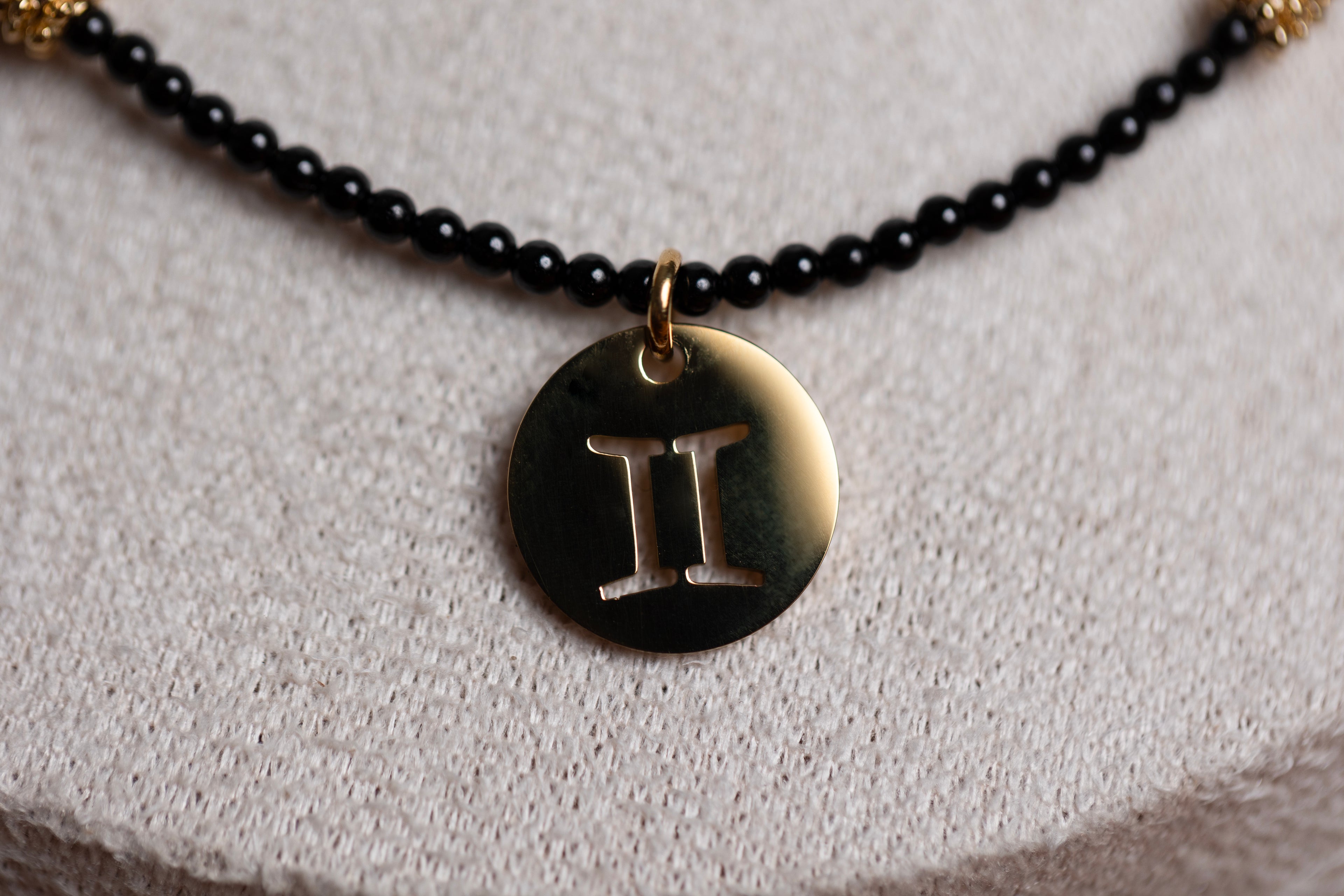 Collier ras de cou signe astrologique en spinelle noire