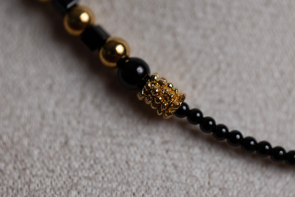 Collier ras de cou signe astrologique en spinelle noire