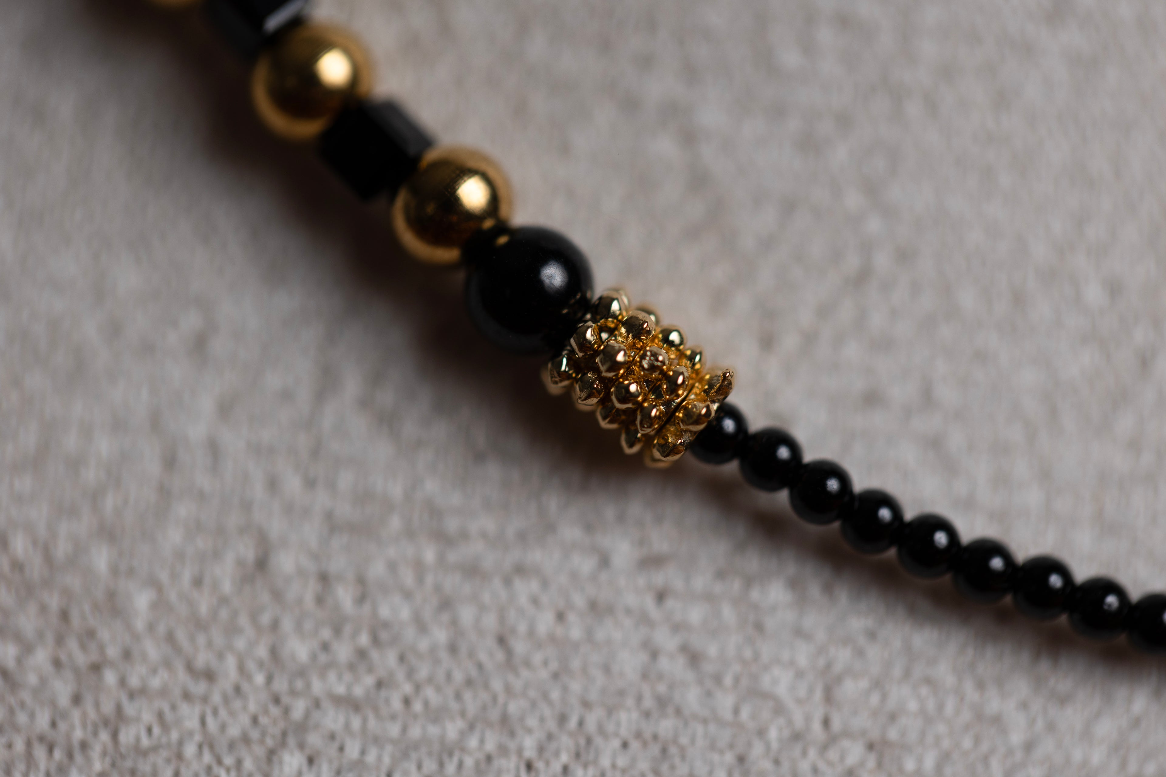 Collier ras de cou signe astrologique en spinelle noire