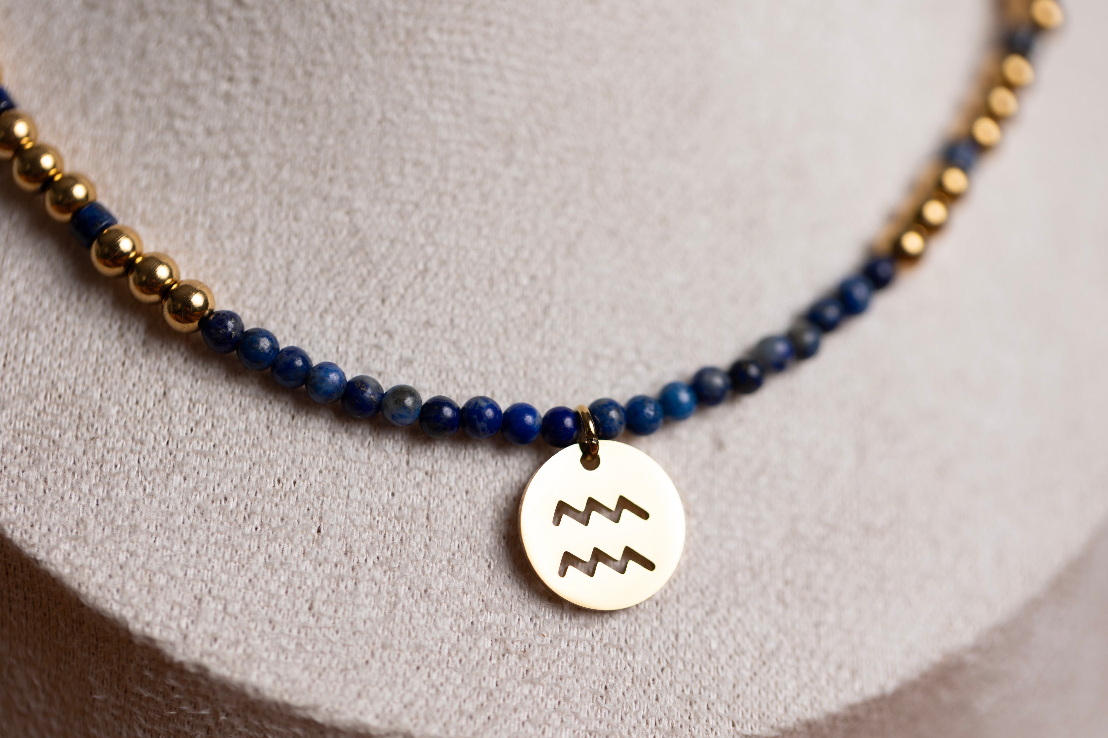 Collier ras de cou signe astrologique en lapis lazuli