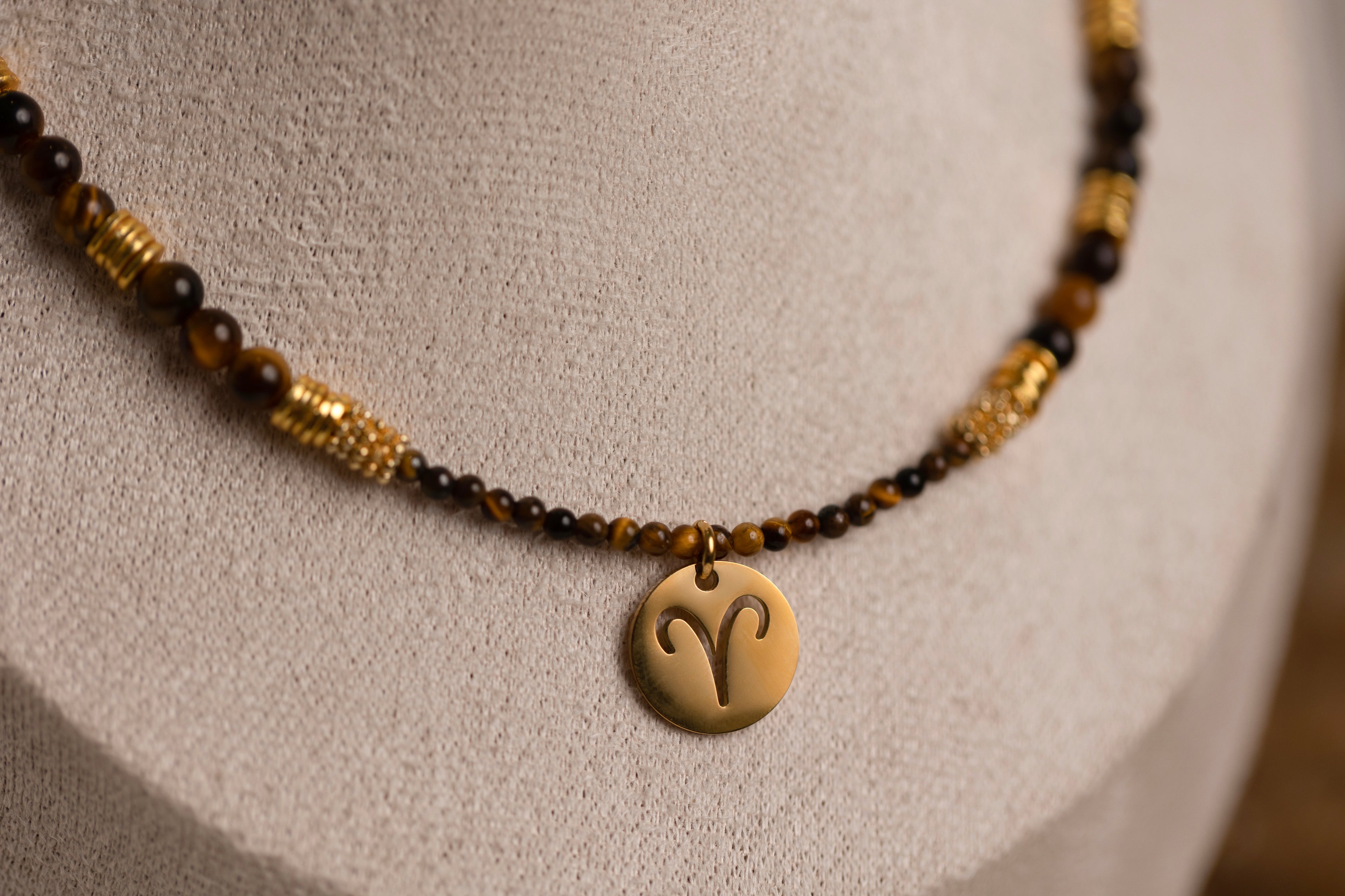 Collier ras de cou signe astrologique en oeil de tigre