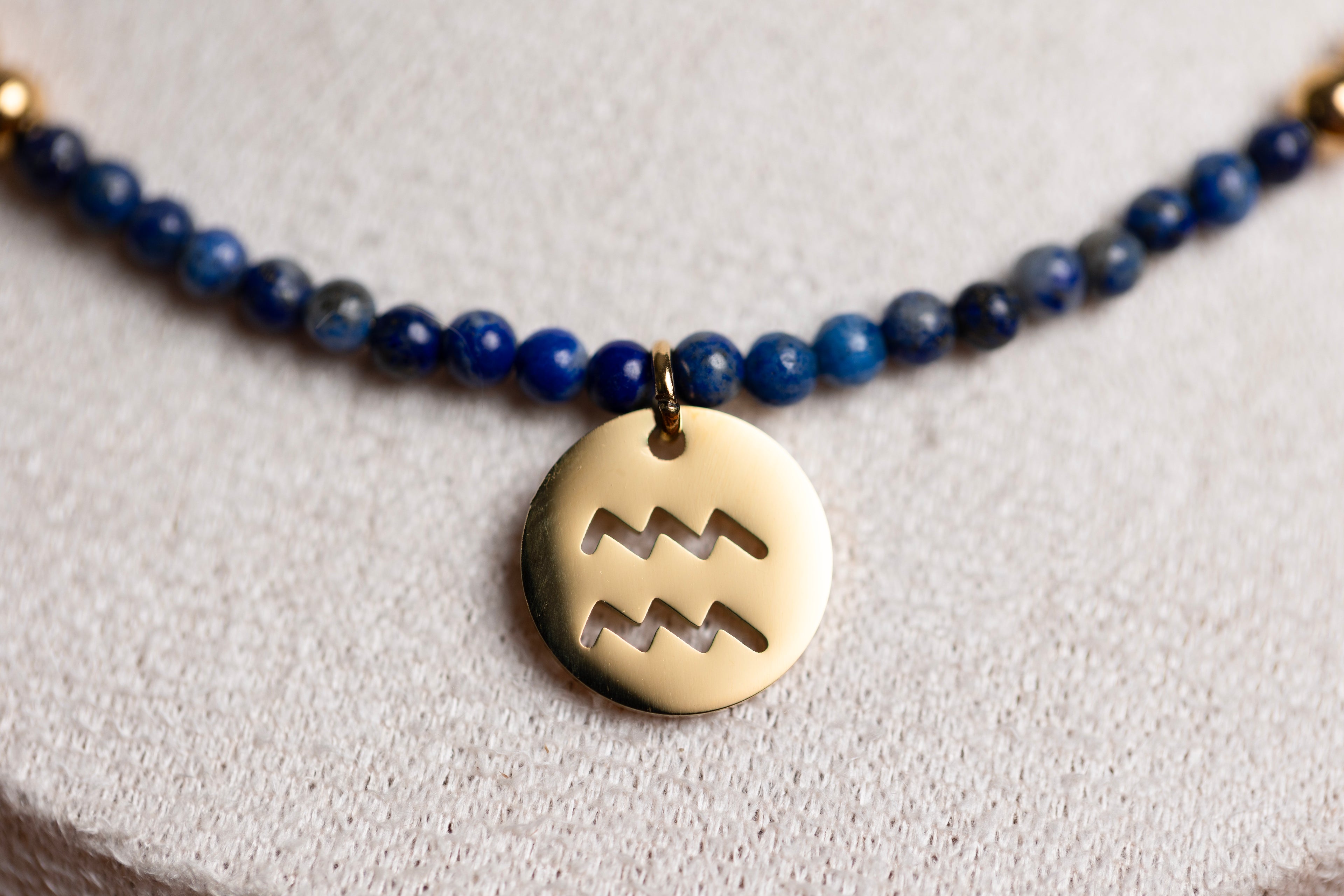 Collier ras de cou signe astrologique en lapis lazuli