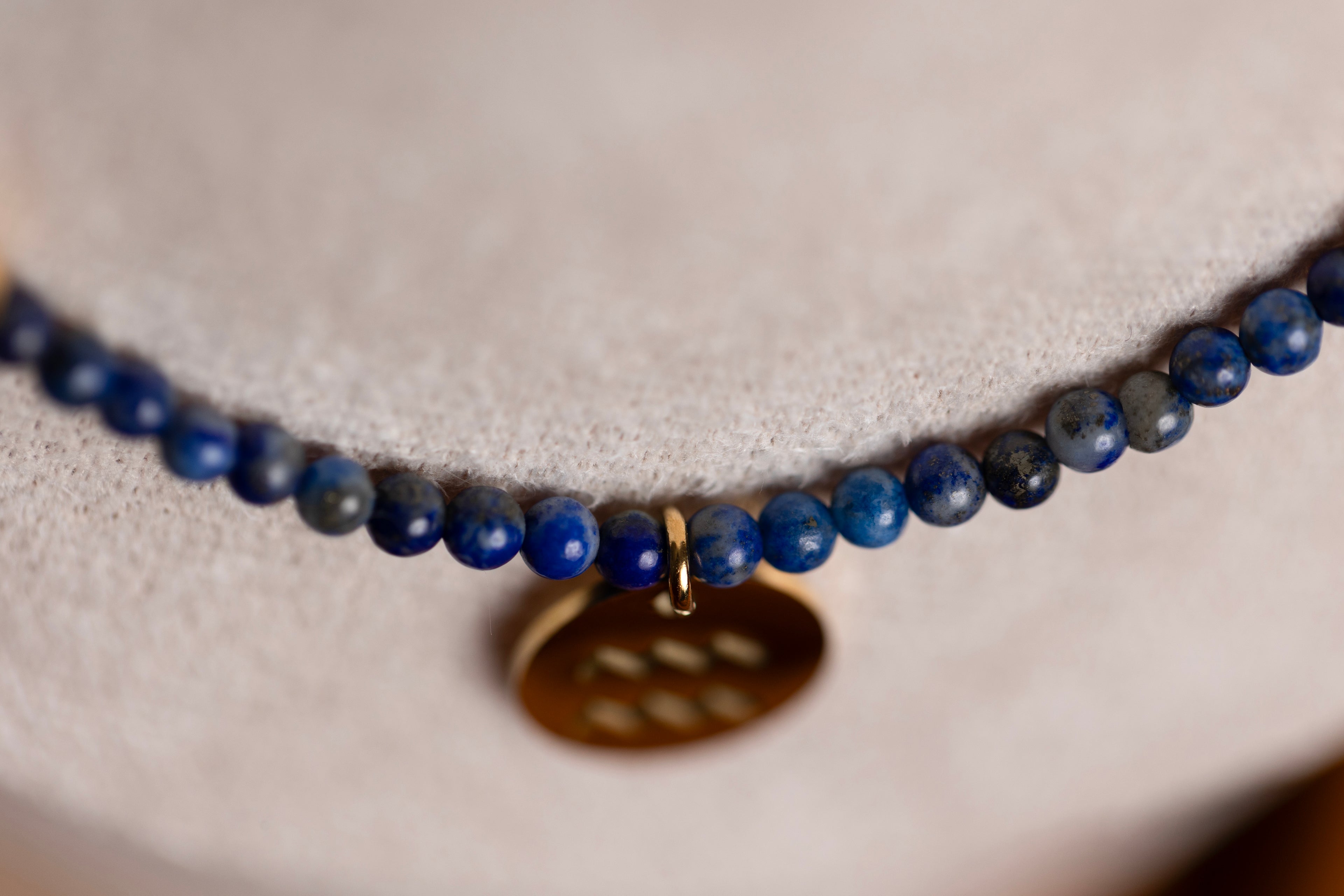 Collier ras de cou signe astrologique en lapis lazuli