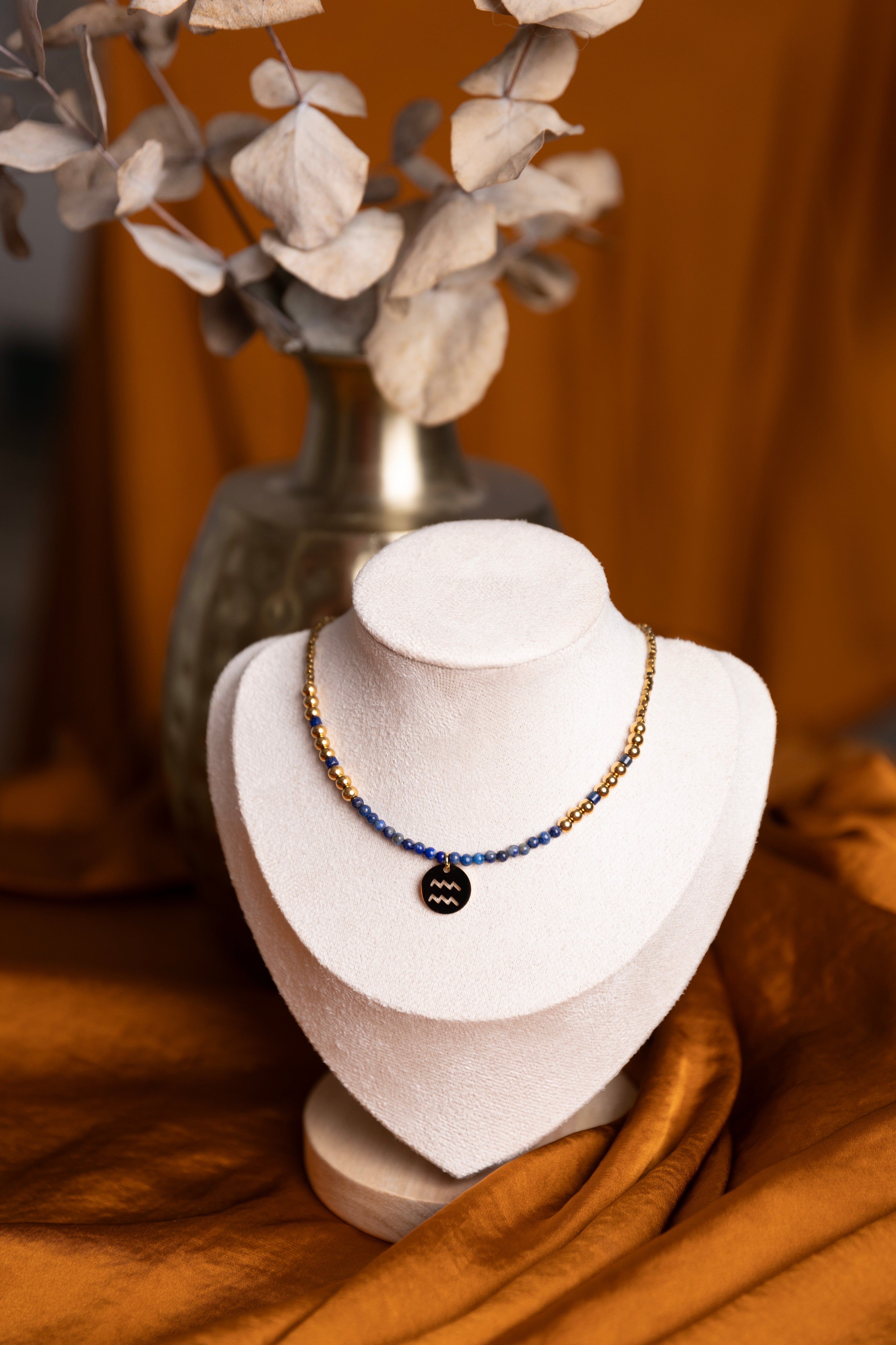 Collier ras de cou signe astrologique en lapis lazuli