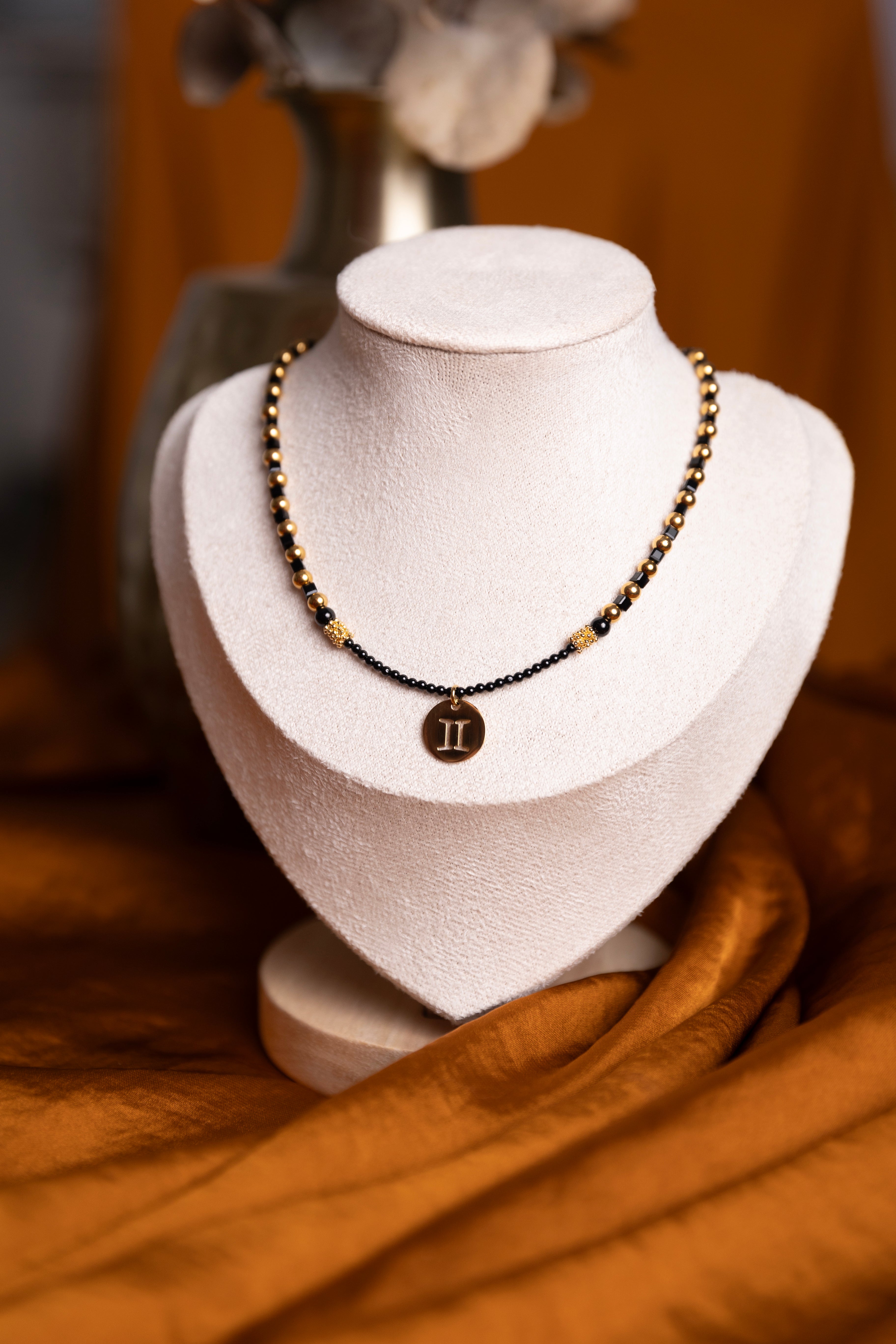 Collier ras de cou signe astrologique en spinelle noire