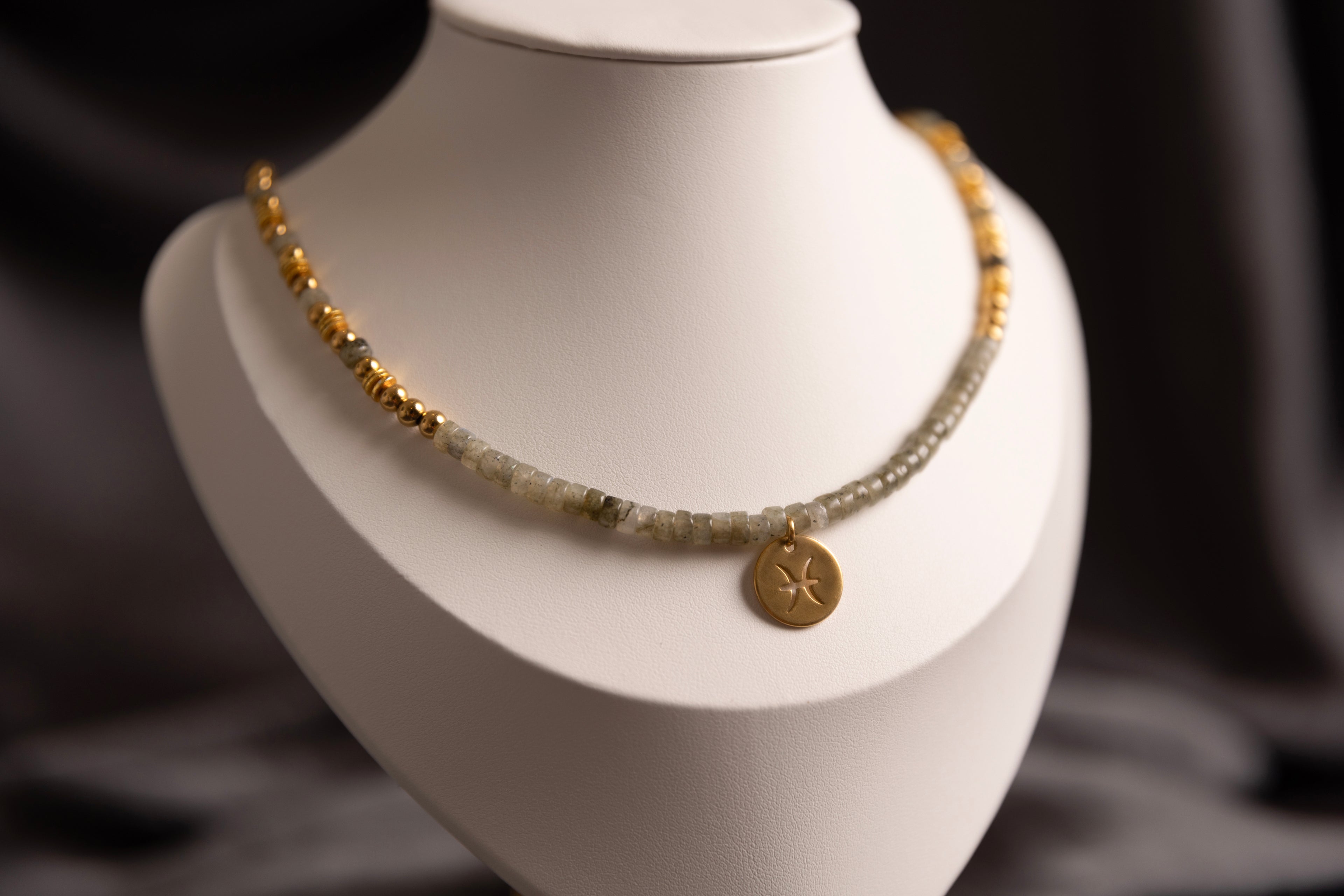 Collier ras de cou signe astrologique en labradorite teinté