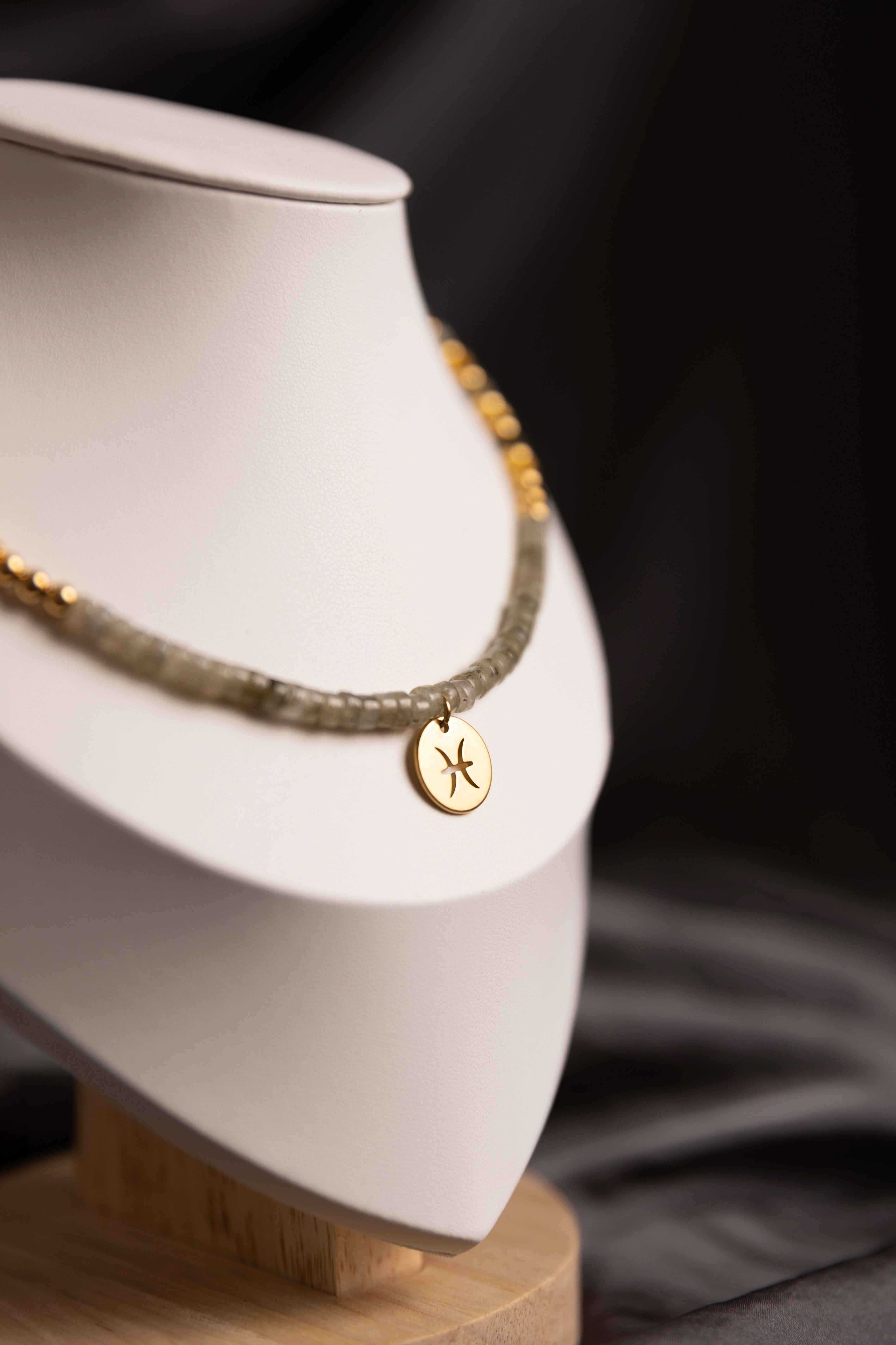 Collier ras de cou signe astrologique en labradorite teinté